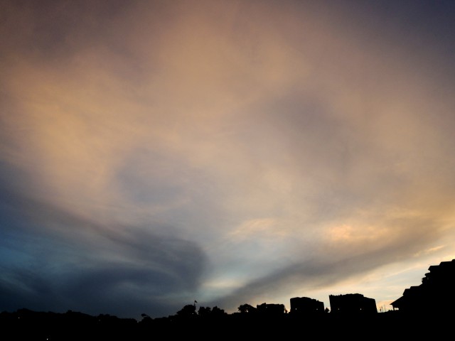 2013/7/3 一年で一番日が長い時期である7月上旬。 夕方の雷雨が上がり、午後8時半の夕焼け空は、吸い込まれるほど美しく、ハート型に見えました。