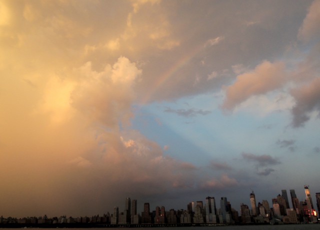 2013/7/8 小雨後のプチレインボー。午後8時15分、マンハッタンを背に現れた虹。