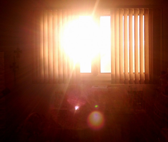 2003/2/20、夕日を窓越しに写すと、眩しい聖霊のような光が見えた。