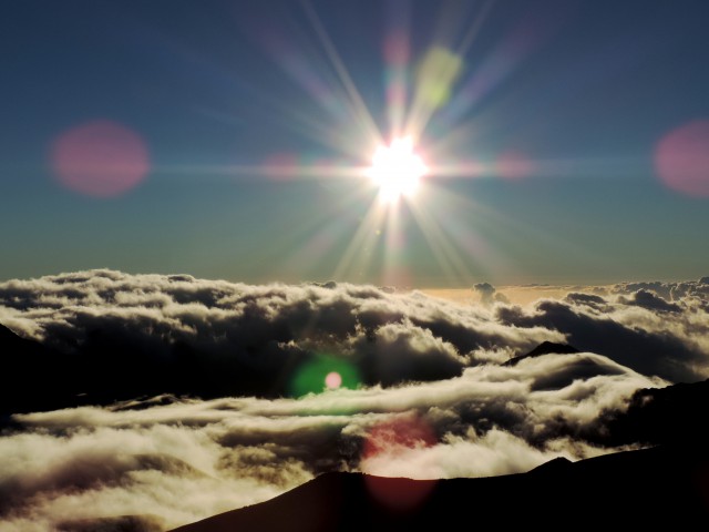 2013/9/18、 満月の日の早朝、マウイ島のハレアカラ山頂から見るご来光と雲海。