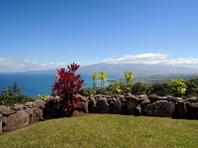 2013/9/20、マウイ島のハレアカラ山を望む秘境にあるフラの聖地”ククイプカ・ヘイアウ”にて、神聖なる祈りの儀式。
