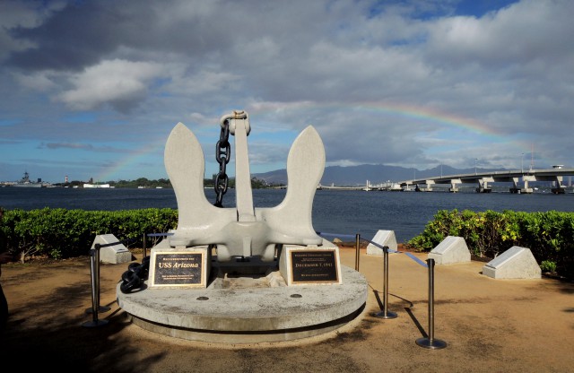 2013/9/21、広島の原爆投下により2歳で被爆し、白血病で12歳で亡くなったサダコちゃんが、 当時病室で薬の紙で折った小さな折り鶴。3羽目のサダコ鶴がハワイの真珠湾へ 寄贈され、その除幕式が2013年9月21日の国際平和デーの日に行われた。 セレモニー直前に、戦没した戦艦アリゾナ（左）のところから大きな虹が出たのをみて、 天からの祝福と感じ感動の瞬間でした。