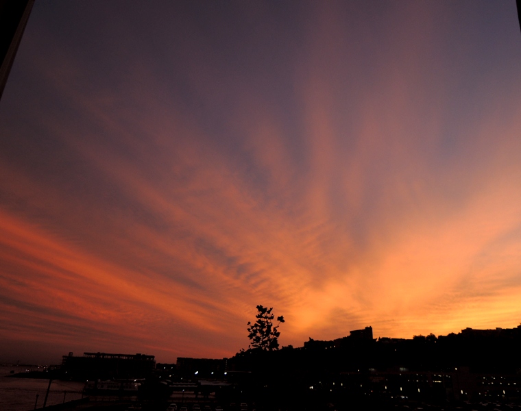 10/8/2013、夕方、空一面ピンク色の夕焼け空に染まる。