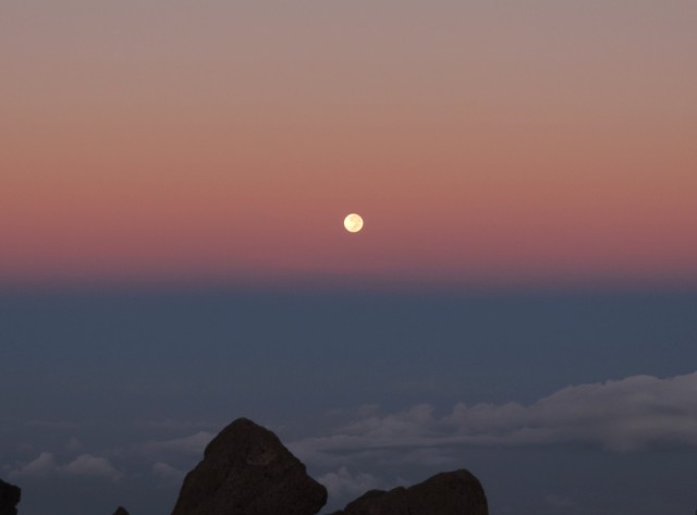9/19/2013、マウイ島のハレアカラ山頂、早朝に満月を望む。ブルーの部分は、朝日に照らされてできる地球の影。