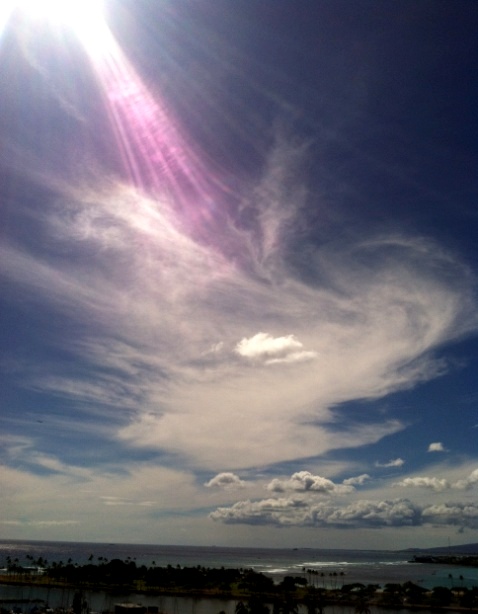 2013/9/23 オアフ島にて、雲を撮ると、太陽から吐息のような光が降りてきた。