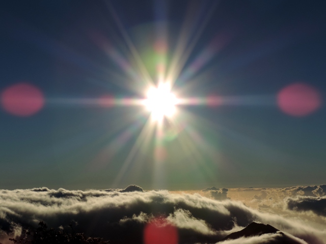 2013/9/18、マウイ島のハレアカラ山頂からのご来光、神々しい輝き。