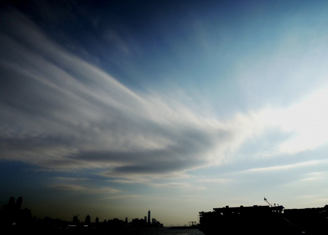 2013/10/29、大空に翼を広げたような雲。丁度、一年前のこの日、大型ハリケーンSandyがここNY・NJ州に上陸し、大きな被害を出したことを振り返る日となった。