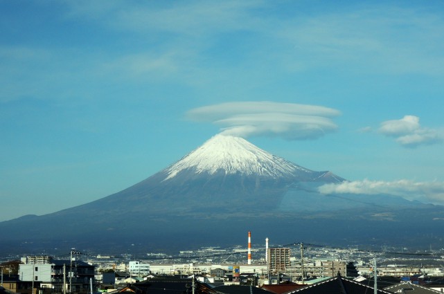 11/27/2013 関西方面に向う新幹線から富士山を撮影、珍しくレンズ雲（別名UFO雲）がかかっていた。
