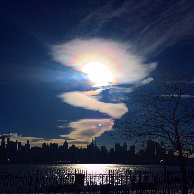 1/28/2015 大雪後に現れたNYを包むくらい巨大な扇型彩雲