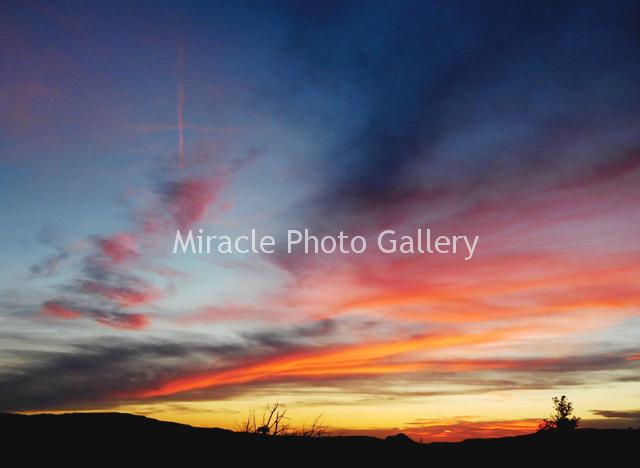3/27/2016 アリゾナ州のセドナにて、Easterの日の夕方、上空にくっきりと十字架が現れました。