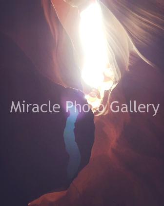 アリゾナ州のAntelope Canyonの洞窟内で肉眼では見えない青龍のような光が写る。