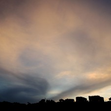 2013/7/3 一年で一番日が長い時期である7月上旬。 夕方の雷雨が上がり、午後8時半の夕焼け空は、吸い込まれるほど美しく、ハート型に見えました。